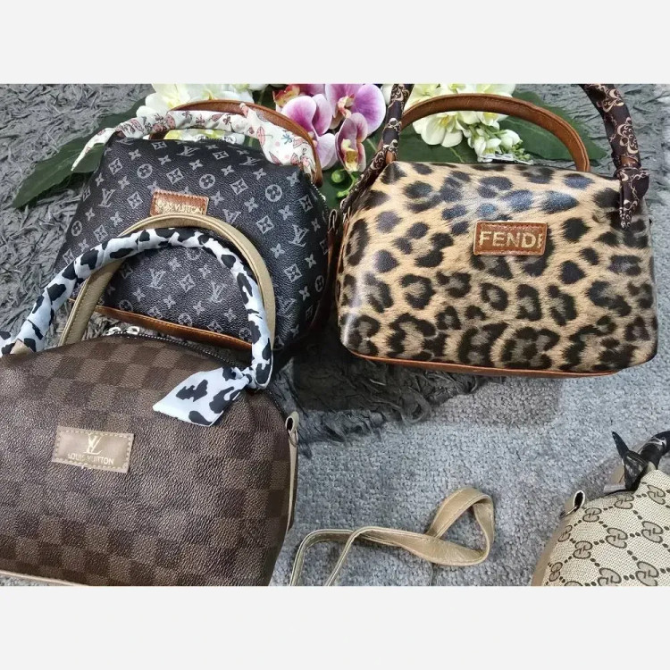 کیف مژگان چرمی با کیفیت جادار بند بلند سایز آزاد رنگ بندی پلنگی موکا گوچی ال وی