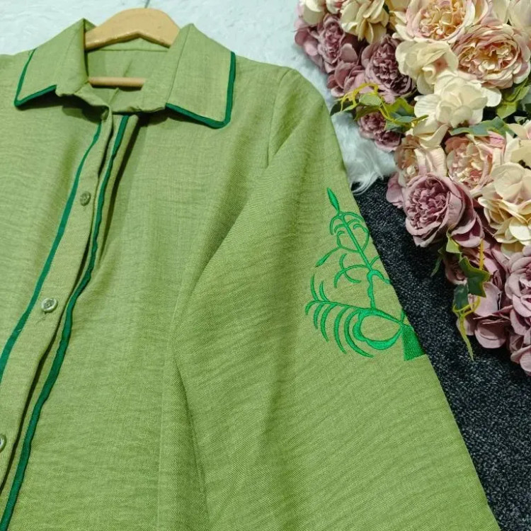 شومیز مانتویی مزونی هیوا 279 جنس صوفیا مغزی دوزی و گلدوزی فری سایز (38-46)