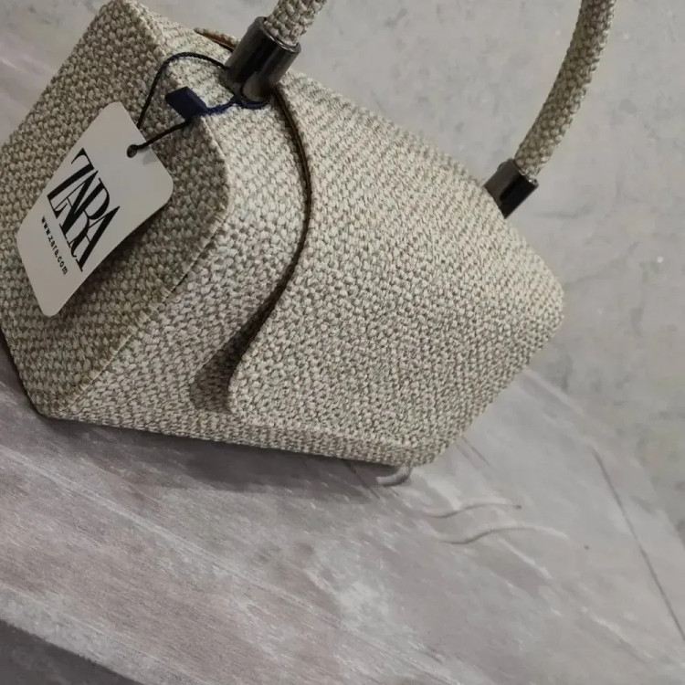 کیف ساندویچی چرم طرح کنف رنگ نسکافه ای و کرم ابعاد 20 در 12