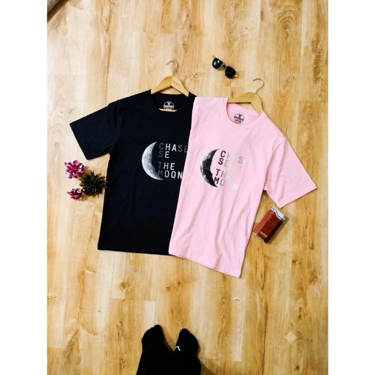 تیشرت مردانه و زنانه فانتزی نخ پنبه طرح CHASE THE MOON رنگ مشکی و صورتی