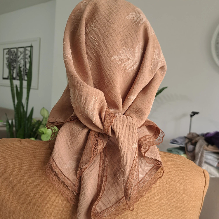 مینی اسکارف سه گوش نخی طرح کاج ابعاد 120 در 80 رنگ نسکافه ای مشکی طوسی سفید