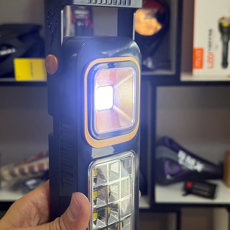 چراغ روشنایی مدل P48 Solar کد 2315 با قابلیت شارژ از طریق پنل خورشیدی و کابل USB مناسب سفرهای جادهای